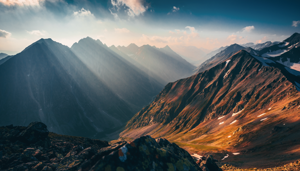 पहाड़ों को चीरता हुआ सूरज: मोहन की मेहनत से सफलता तक की यात्रा